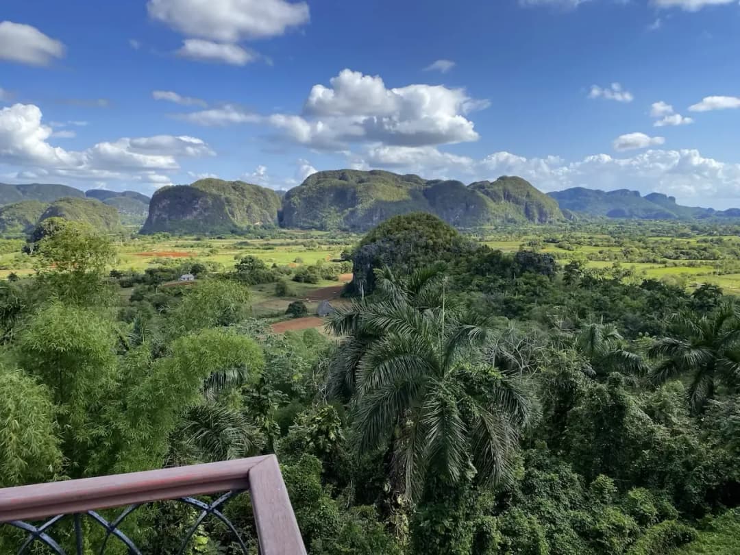 losjazmines-exterior-view-front-valley
