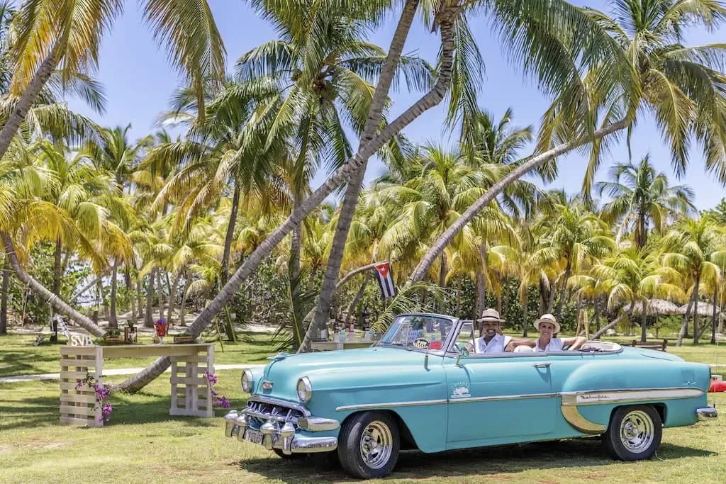 sol-varaderobeach-classic-car